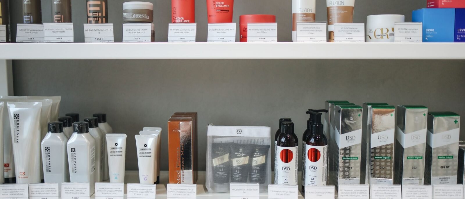 Prateleiras de produtos naturais premium em loja de Videira, com itens de bem-estar e saúde organizados profissionalmente