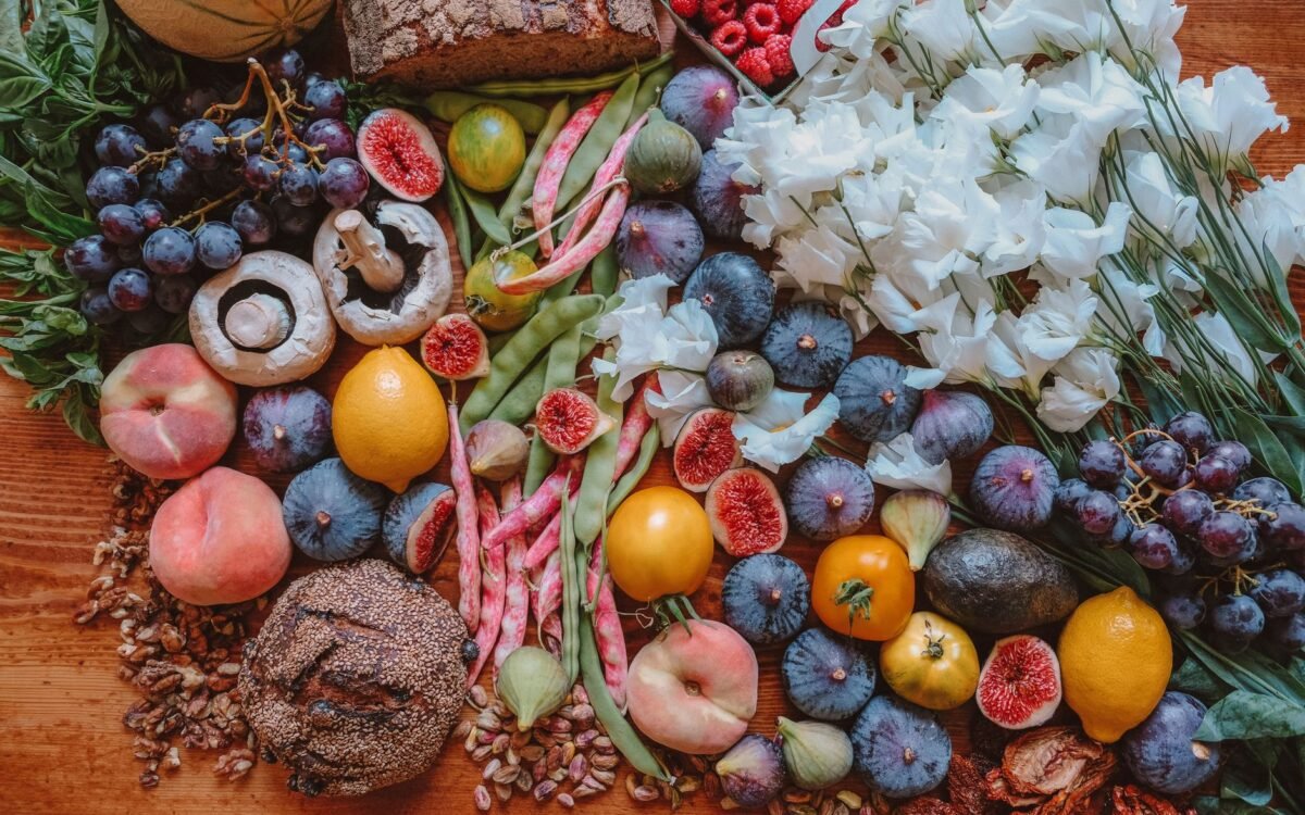 Alimentos naturais como substituições seguras para alérgenos: frutas frescas, vegetais e grãos dispostos em Videira