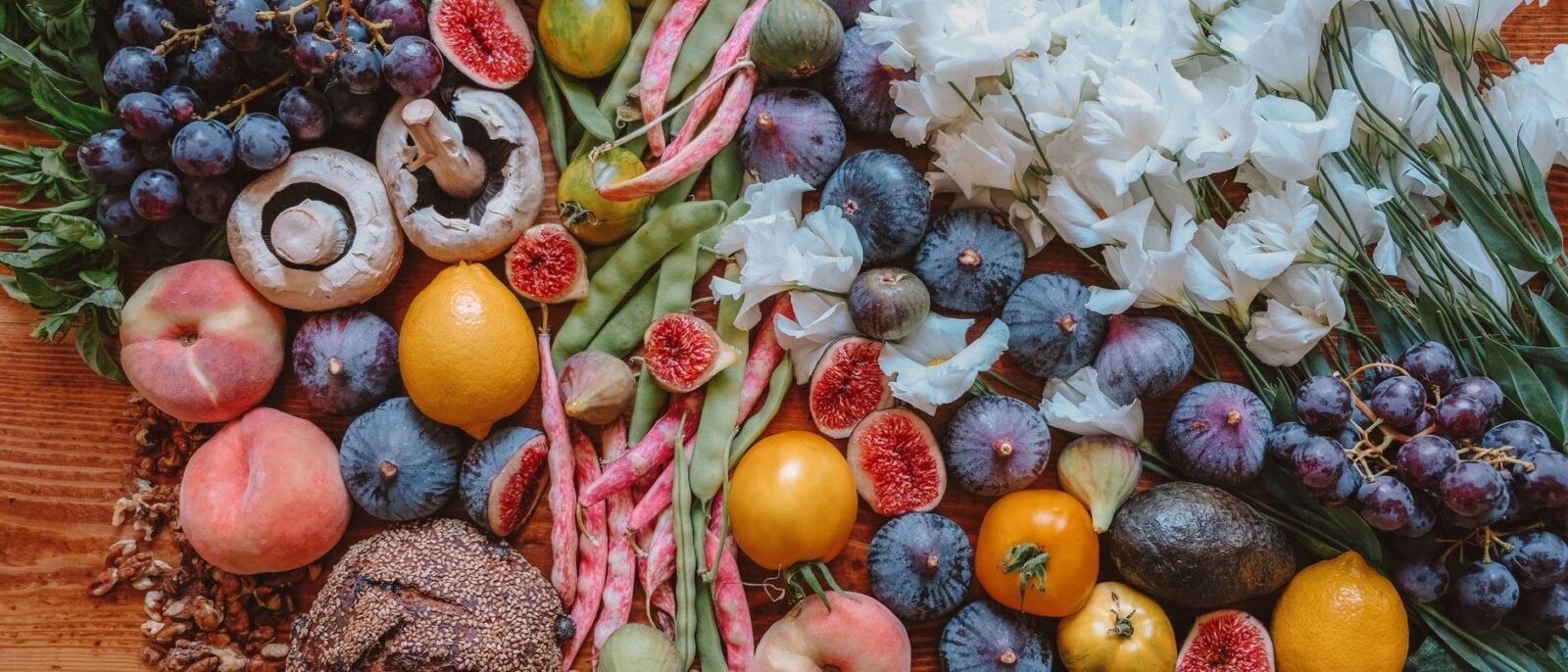 Alimentos naturais como substituições seguras para alérgenos: frutas frescas, vegetais e grãos dispostos em Videira