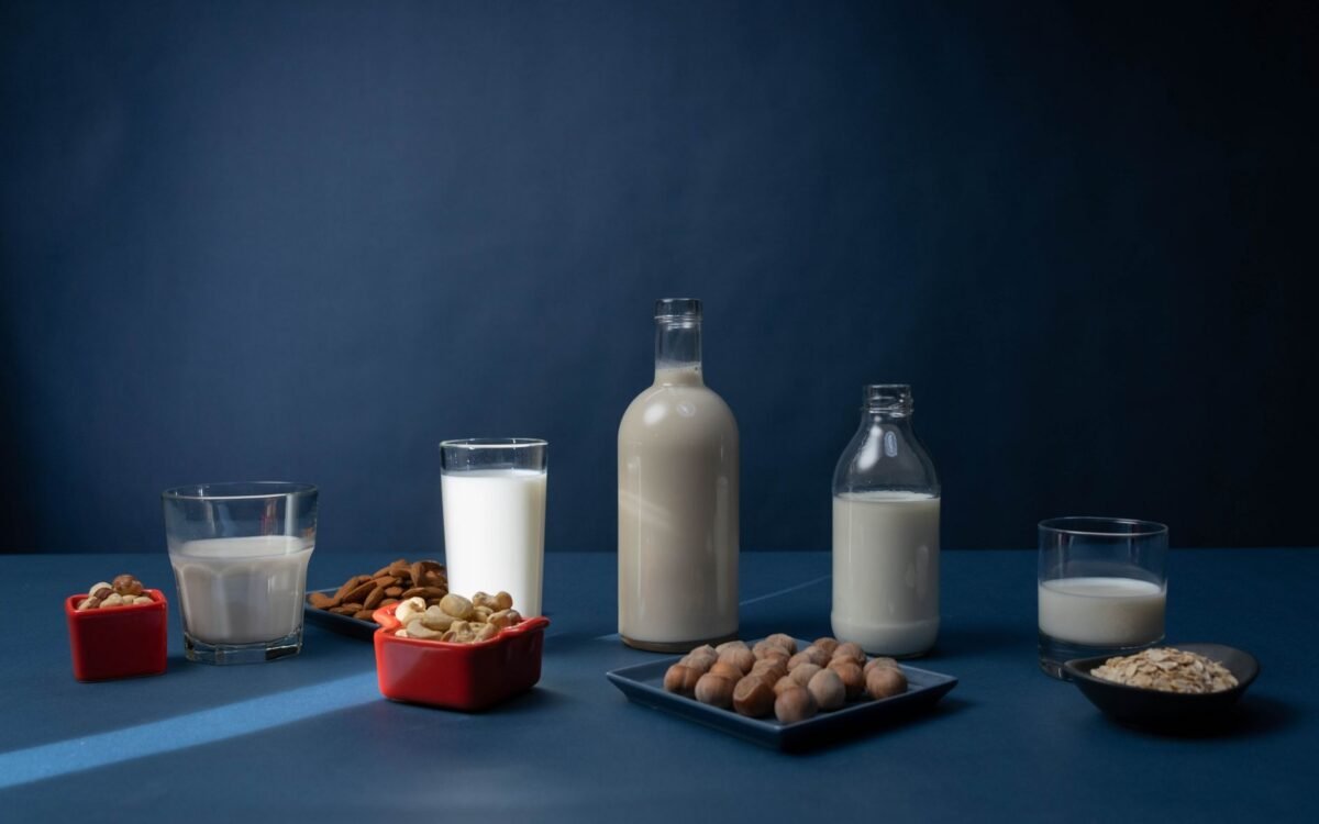 Produtos naturais sem lactose em Videira: alimentos e suplementos saudáveis dispostos em mesa de madeira