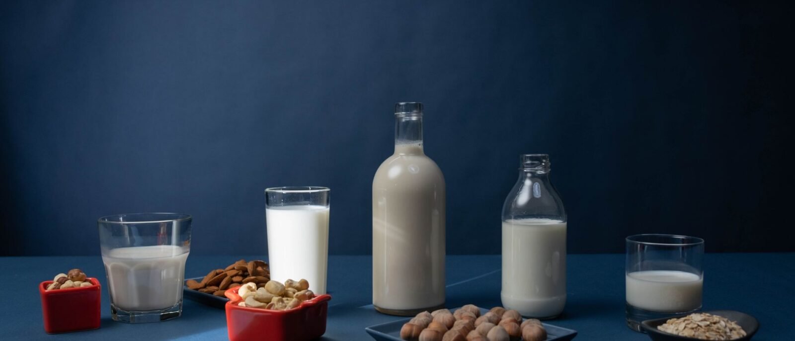 Produtos naturais sem lactose em Videira: alimentos e suplementos saudáveis dispostos em mesa de madeira