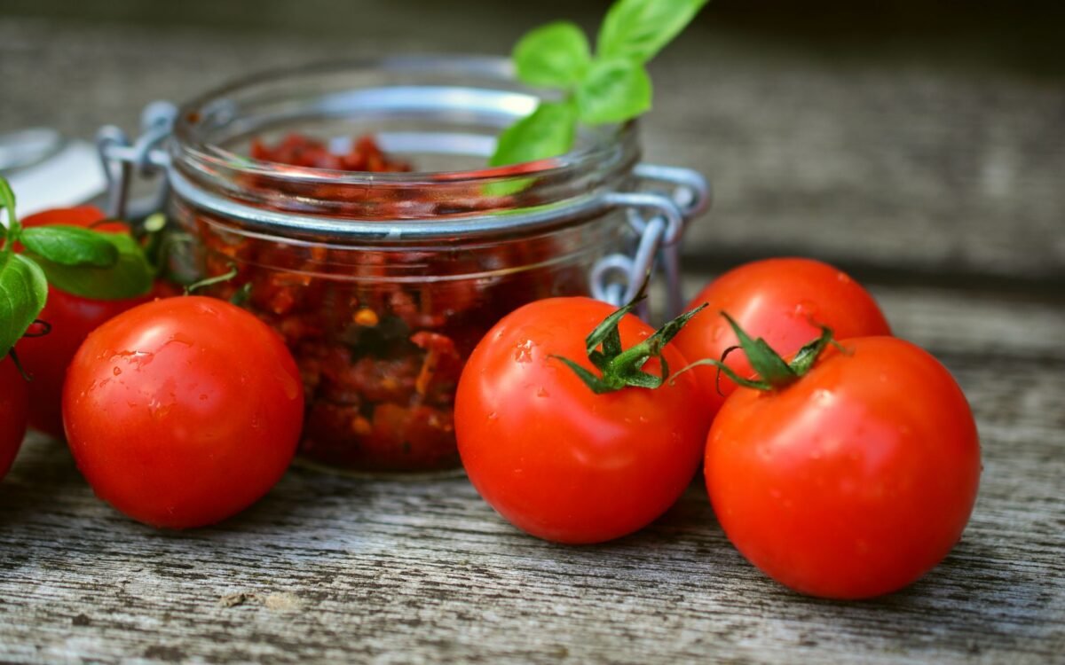 Seleção de produtos sem glúten com performance em Videira, alimentos naturais premium e ingredientes de alta qualidade em mesa rústica