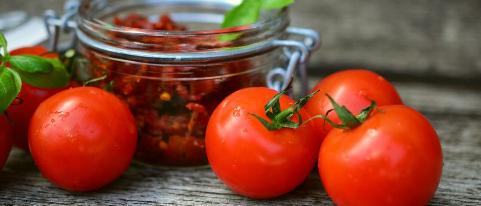 Seleção de produtos sem glúten com performance em Videira, alimentos naturais premium e ingredientes de alta qualidade em mesa rústica