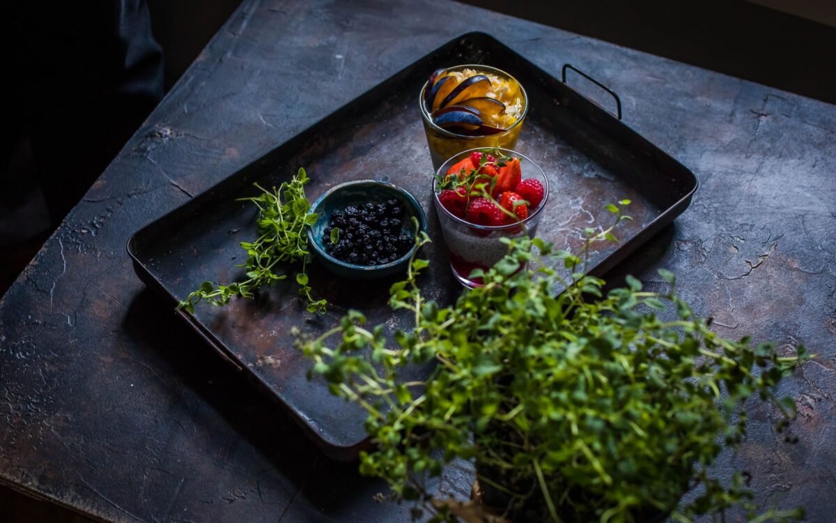 Frutas frescas com ervas em uma bandeja rústica, perfeitas para uma alimentação saudável